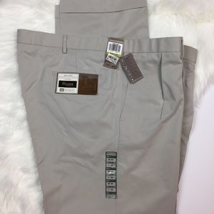 Dockers Pants - Dockers pleated Coit Pant Khaki men’s W44 L32 Dockers Pants - Dockers pleated Coit Pant Khaki men’s W44 L32